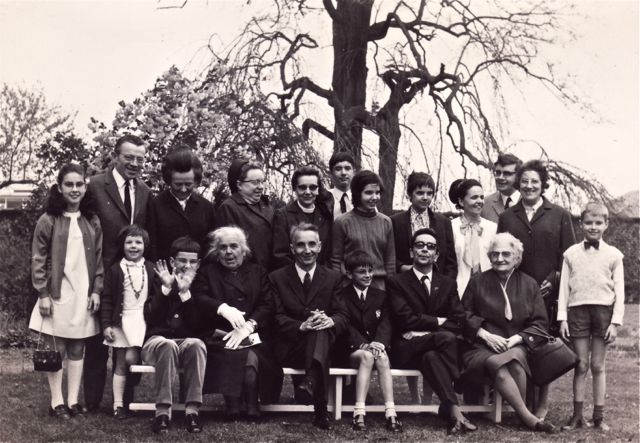Wij waren een familie van lachebekjes. Behalve oom Dré, zittend tweede van rechts. Maar dat was dan ook een actuaris.